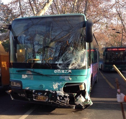 杭州南山路车祸 越野车相撞公交车副驾驶女孩死亡|交通事故 驾照网