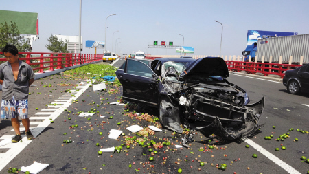 杭州湾跨海大桥交通事故 轿车追尾果运输车|交通事故 驾照网